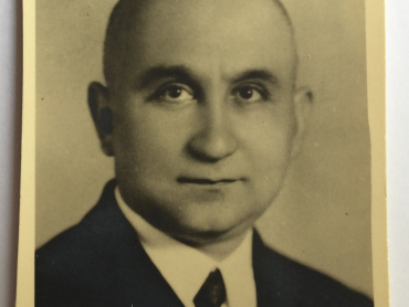 Prof. MUDr. Václav Vejdovský, DrSc. (1896–1977). Dne 2. února 1948 byl doc. Vejdovský jmenován řádným profesorem očního lékařství na Univerzitě Palackého v Olomouci a zároveň zastával funkci prvního děkana její lékařské fakulty pro období 1948–1952.